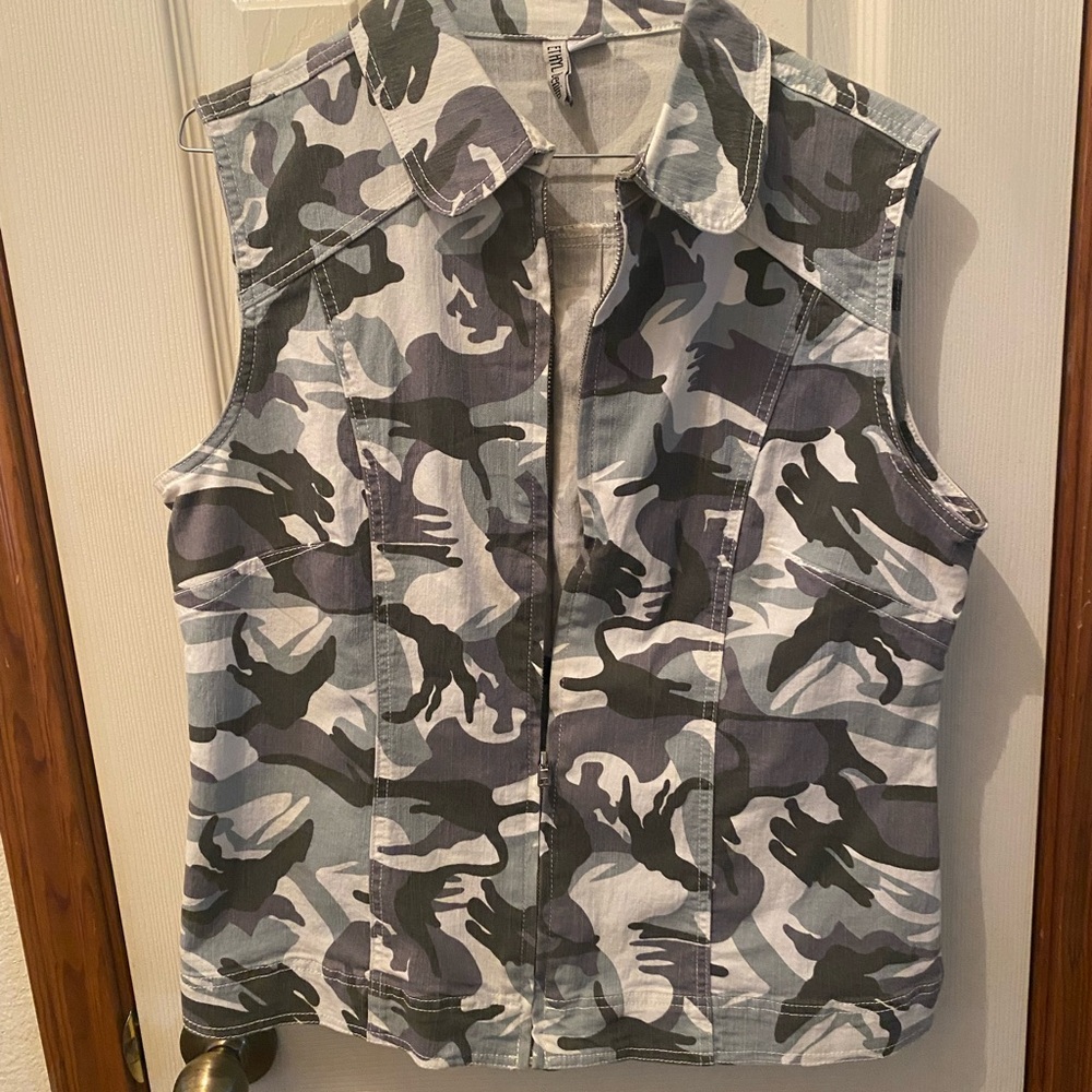 Women’s camo vest